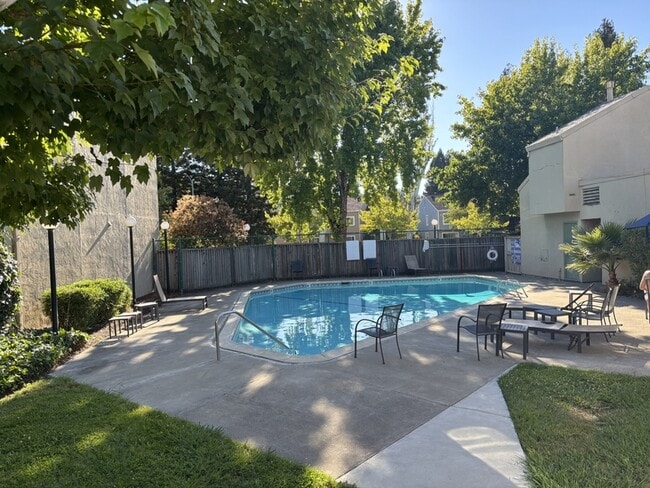 Building Photo - 3022 Yulupa Ave