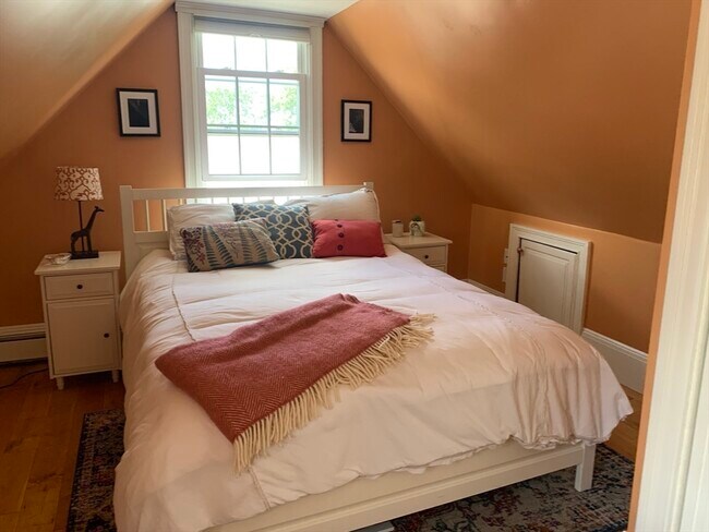 Building Photo - 10 Salem St Ave