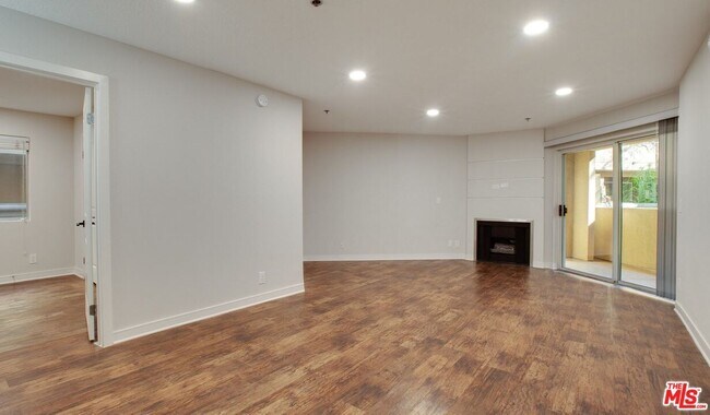 Building Photo - 7660 Beverly Blvd