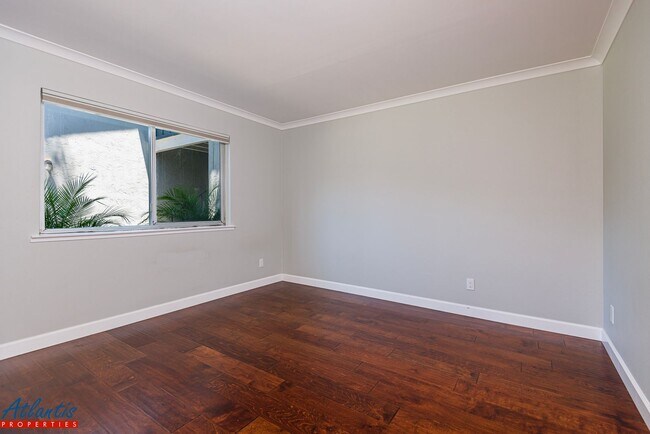 Building Photo - Lovely Condo | Private Yard | Prime Location