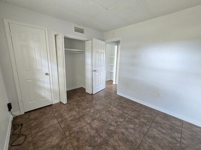 Building Photo - 2147 Dodge Ave