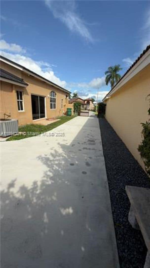 Building Photo - 1070 NW 129th Pl