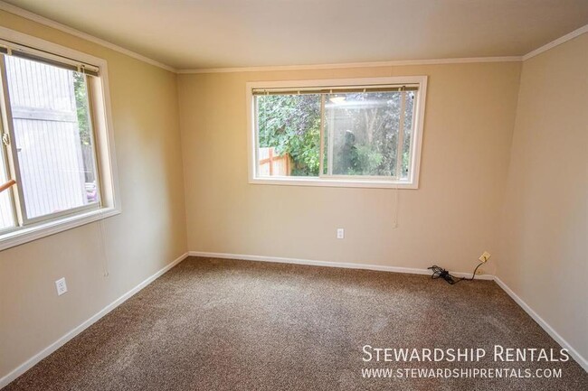 Building Photo - 5 Bd  - Close to Oregon State University!