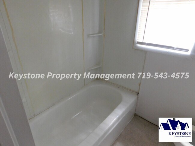 Building Photo - Small Dog Welcome! AC Unit Included! Studio Near Downtown $700/$700