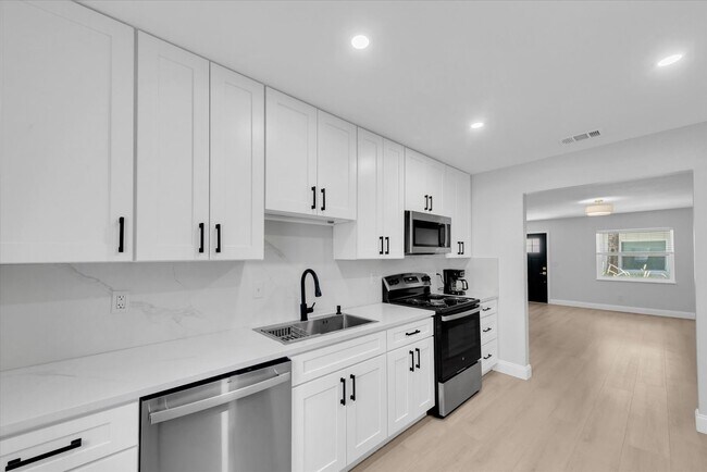 Building Photo - 3009 W Binnicker Ave