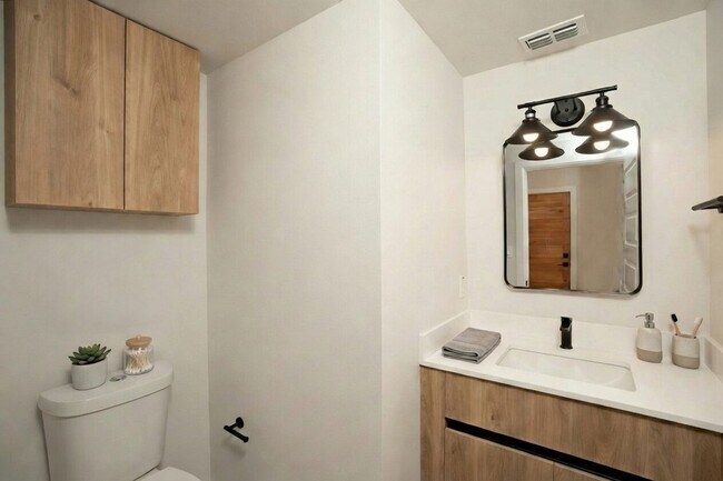 Building Photo - Luxury 3 Bedroom 2.5 Restroom Townhouse for Long-Term Lease | Gated Community-North McAllen