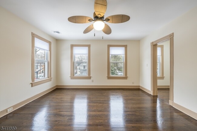 Building Photo - 302 Walnut Ave