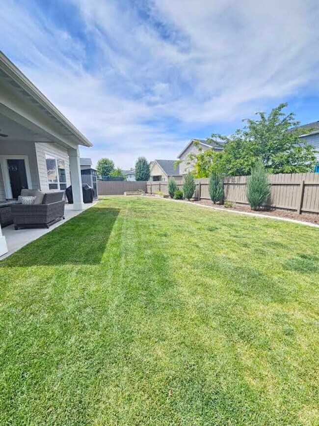 Building Photo - Ready now this beautiful 3 Bedroom Upscale...