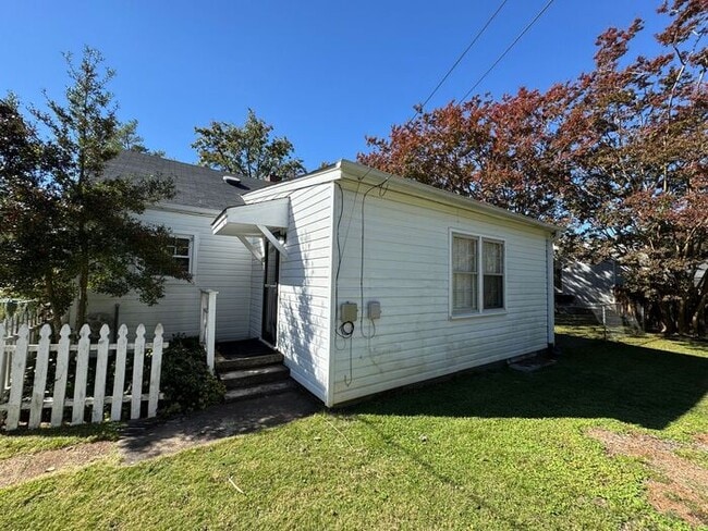 Building Photo - Medical District Location, Fenced Yard, an...