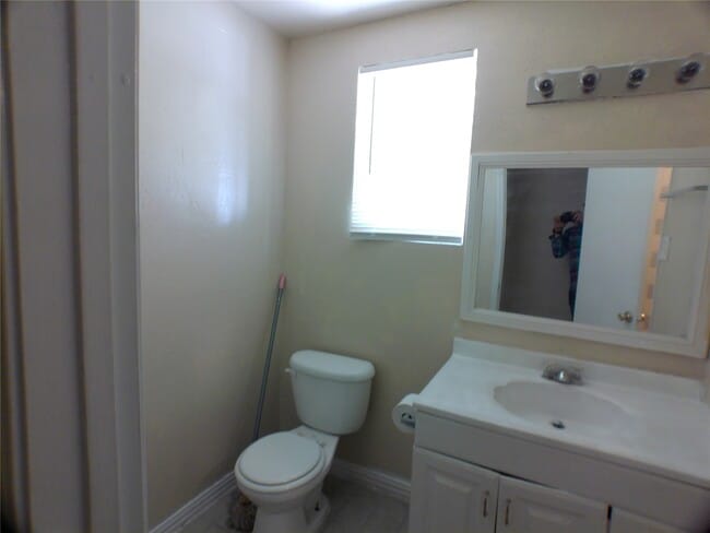 Building Photo - 1301 Glenmore Dr