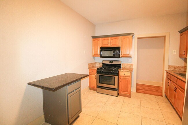 Building Photo - 438 W Rosewood Ave