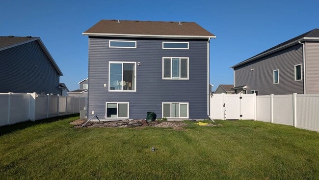 Building Photo - Furnished Queen Room with Closet & Private Bath