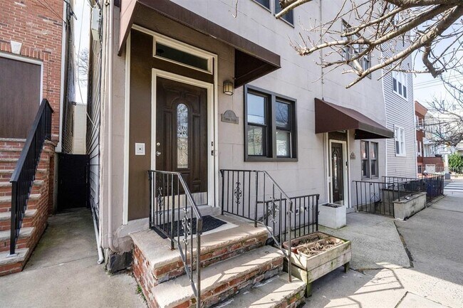 Building Photo - 55 Bowers St