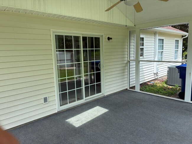 Building Photo - 3 Bed 2 Bath Newport Home Available now