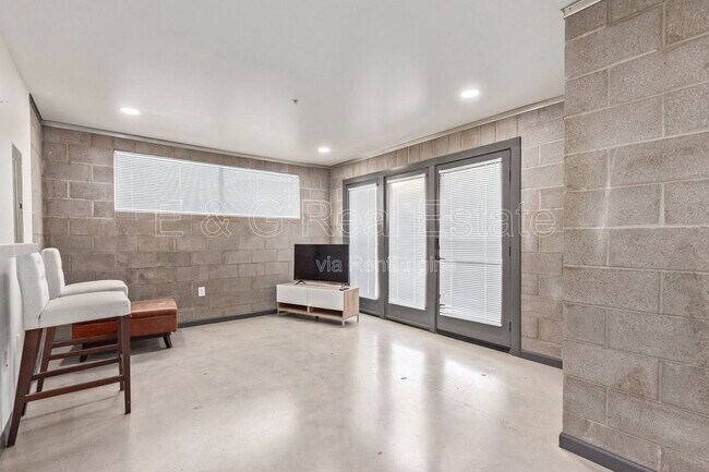 Building Photo - 129 N 11th Ave