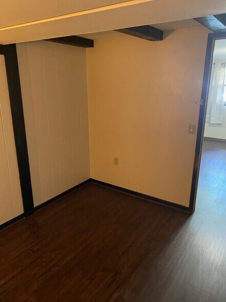 Midlevel Bedroom or Office - 1309 Sw Lynn Dr.