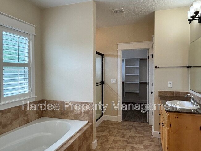 Building Photo - 573 E Halpin Dr