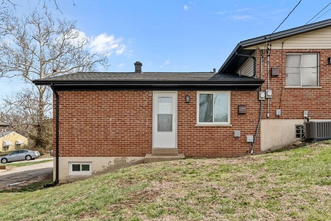 Building Photo - Stunning Brick Duplex with private partially finished basement in Kirkwood