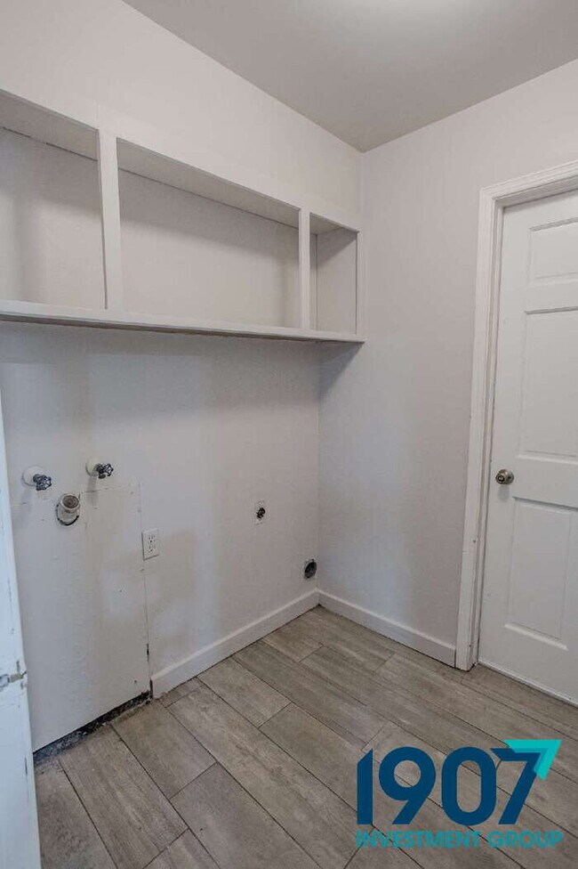 Building Photo - Three Bedroom House in SW OKC/Moore Schools