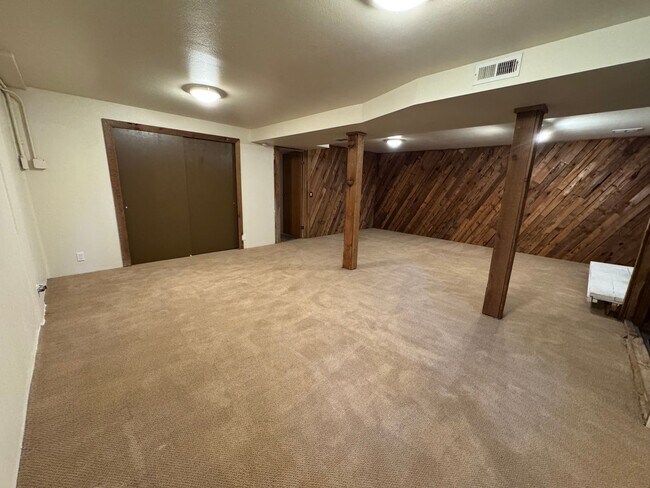 Building Photo - Mid-century modern view 3 bed house on top private drive with view of valley