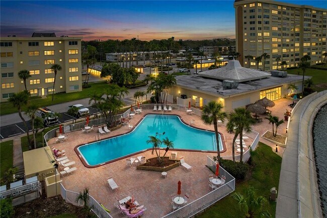 Building Photo - 4650 Cove Cir