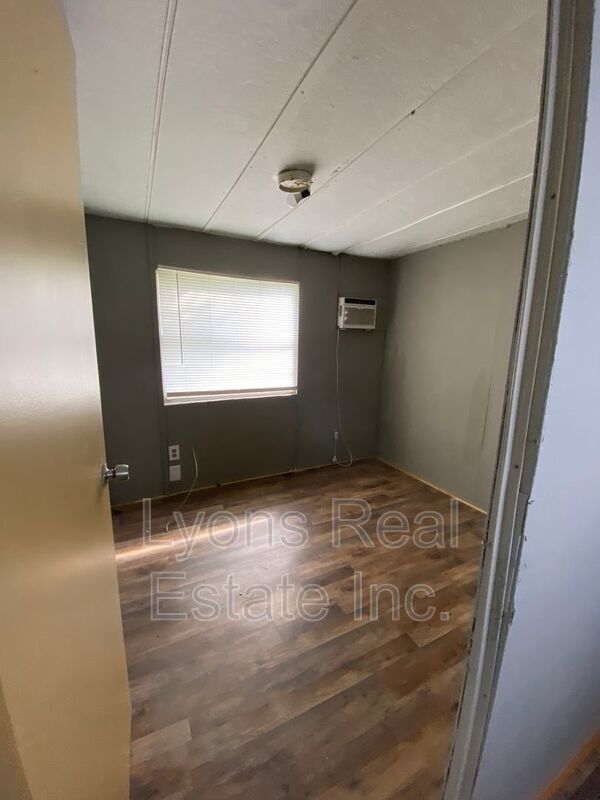 Building Photo - 8086 Heck Dr