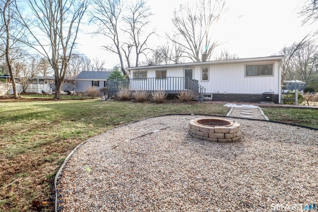 Building Photo - 8 Stonecrop Rd S