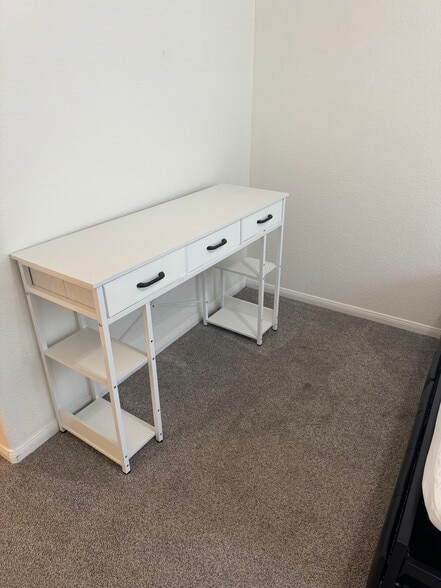 Desk - 604 Kellogg St
