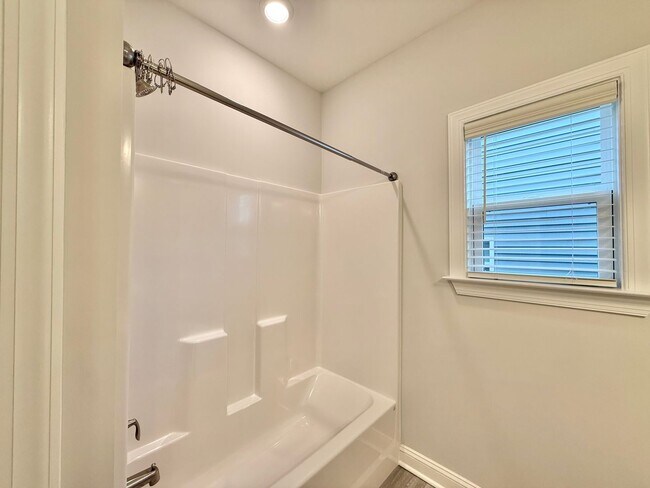 Building Photo - Gorgeous 5BD, 3BA Raleigh Home with Tons of Modern Upgrades in an HOA Community with Premier Amen...