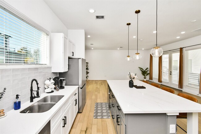 Building Photo - 208 N York St