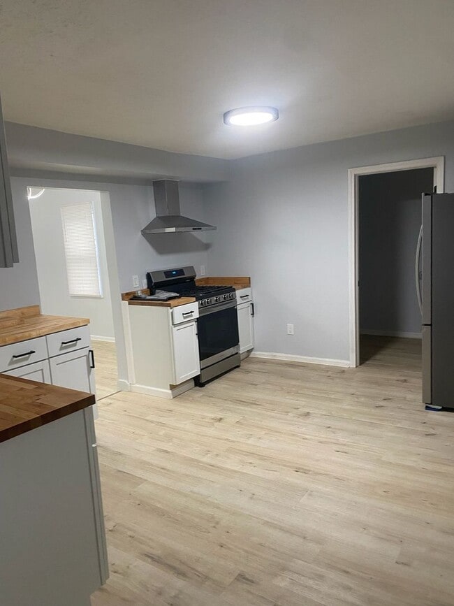 Building Photo - 4093 E 66th St