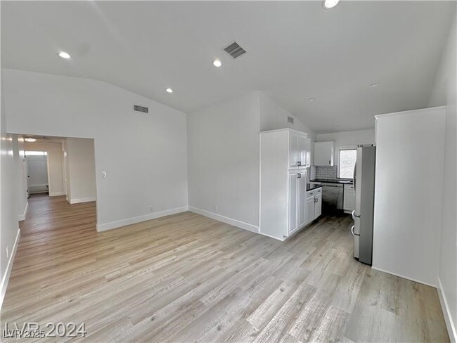 Building Photo - 401 Holcomb