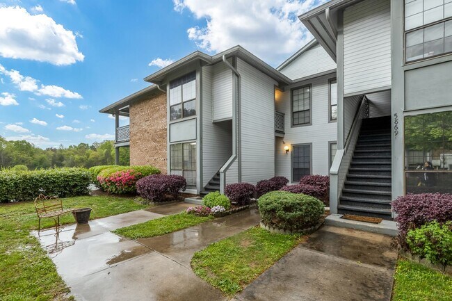 Building Photo - Discover Your Lakeside Oasis: 2 Bedroom Condo at Harris Lake