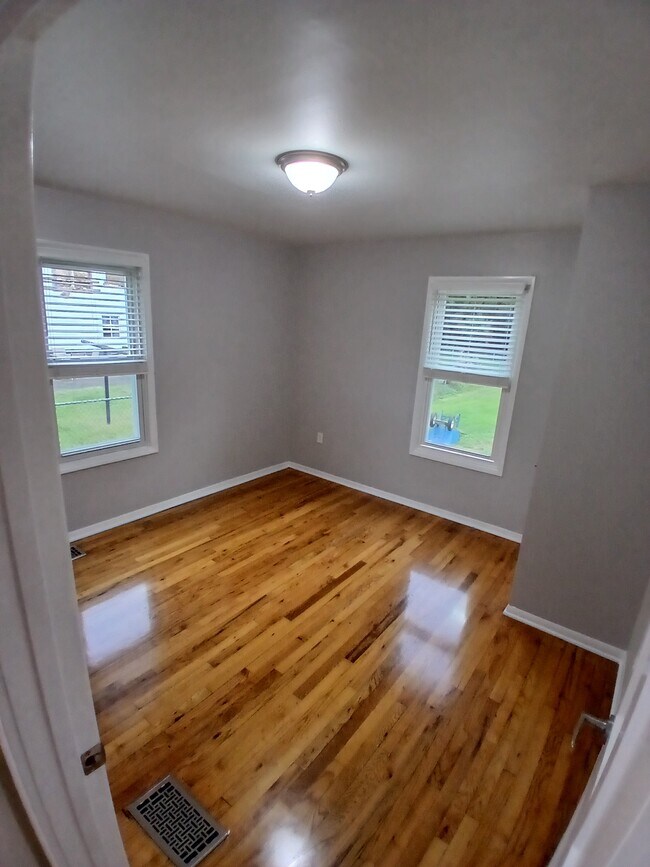 Building Photo - 3702 Armstrong Rd