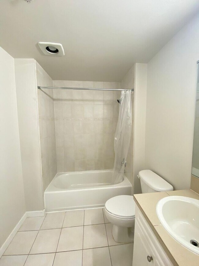 Building Photo - Spacious Seattle Condo - $2,000