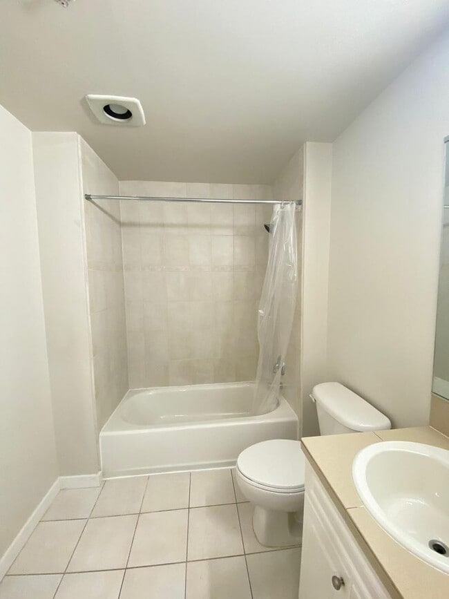 Building Photo - Spacious Seattle Condo - $2,200