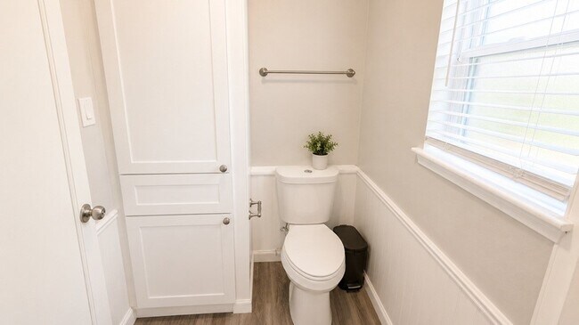 Building Photo - 3903 Midforest Dr