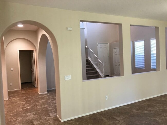 Building Photo - 4 bed Paseo del Sol Home with Downstairs B...