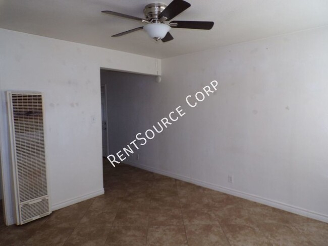 Building Photo - 2 Bedroom Condo For Rent in Barstow