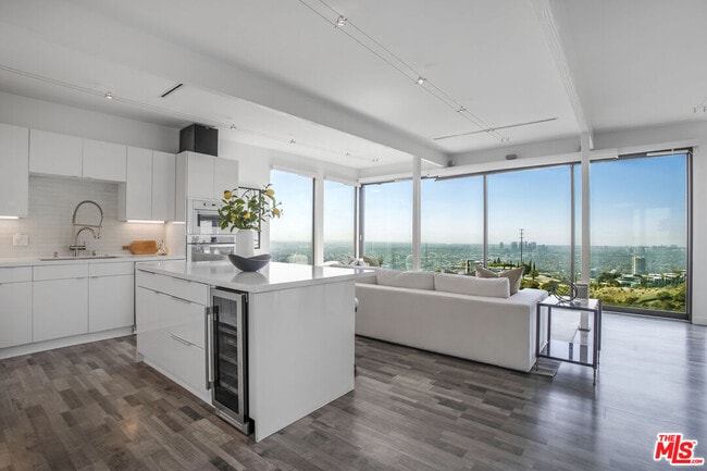 Building Photo - 8506 Magnolia Dr