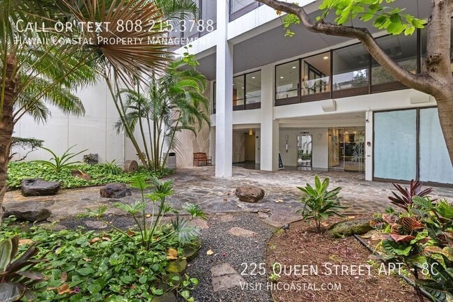 Building Photo - 225 Queen St