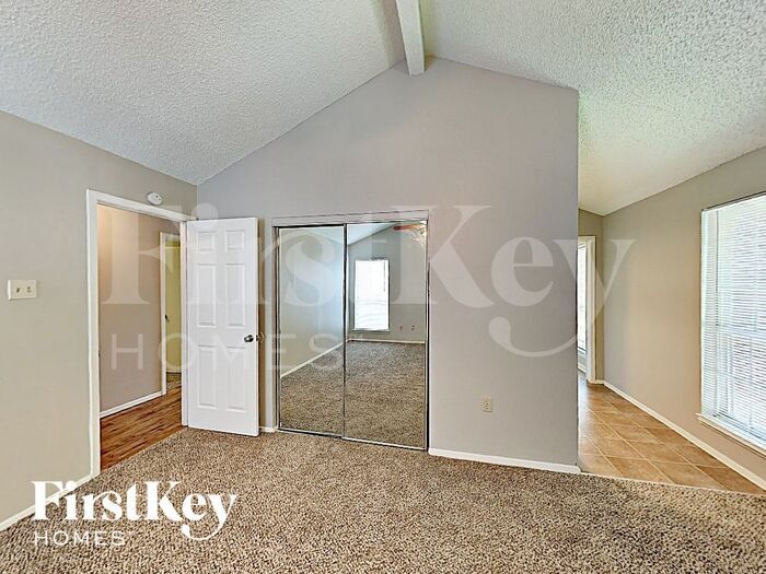 Building Photo - 4810 Glenvillage St