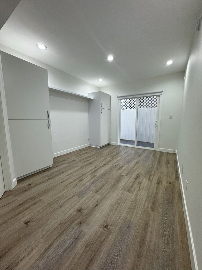 Building Photo - Renovated 2 Bedroom Condo for Lease on Rox...