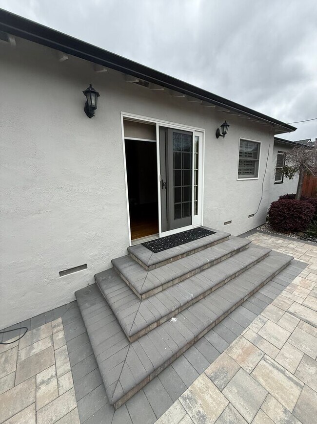 Building Photo - Burlingame Charming 2 Br 2ba Home   Open Saturday 12-1pm