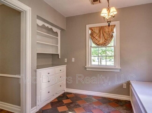 Building Photo - 2304 NW 28th St