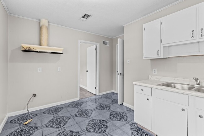Building Photo - Stylish & Newly Renovated 4 Bedroom 2 Bath...