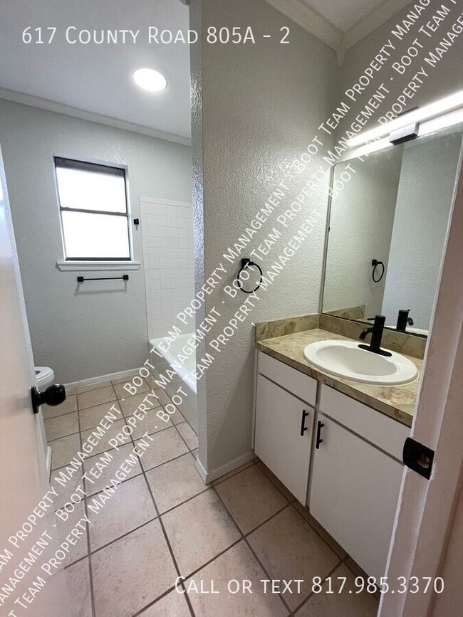 Building Photo - Unit 2 is a 2 Bedroom, 1 Bath in the Quite...