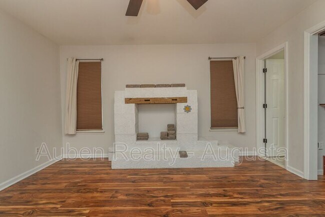 Building Photo - 250 Brooks Dr