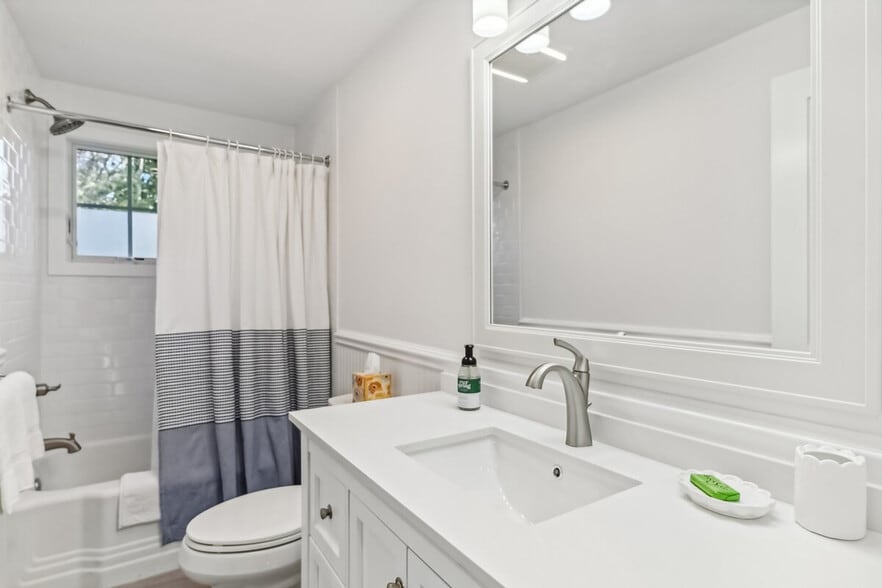 Building Photo - 605 Circle Dr