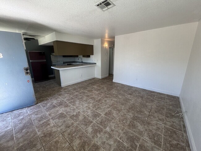 Building Photo - "Cozy 2-Bedroom Haven in North Las Vegas – 810 Sq Ft of Comfort on Harvard St!"
